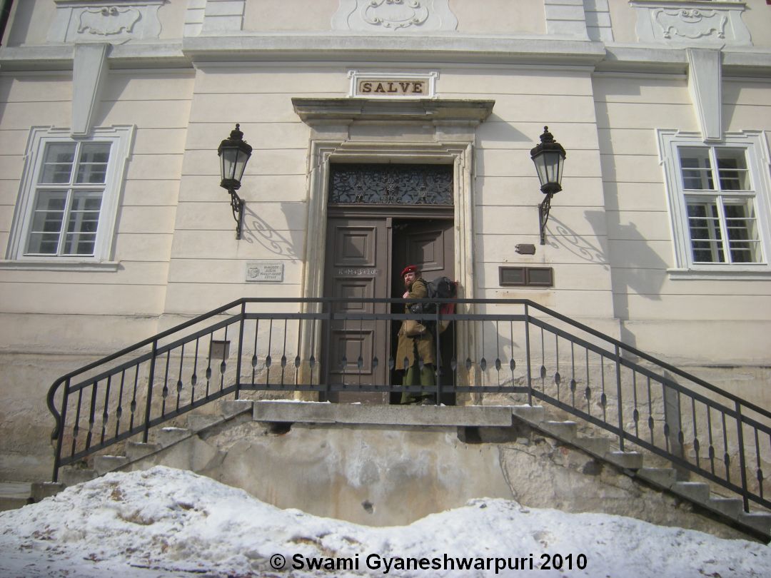 Na farní úřad ve Křtinách P. Janu Peňázovi nesu svůj archiv k uložení na faře. (2010).
